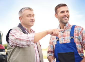 agriculteur avec un agent de remplacement