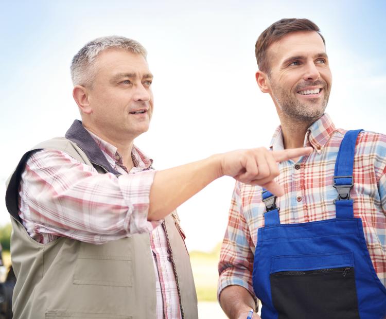 agriculteur avec un agent de remplacement