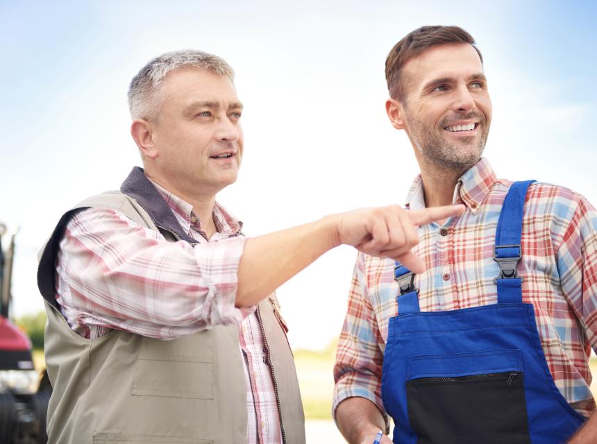 agriculteur avec un agent de remplacement